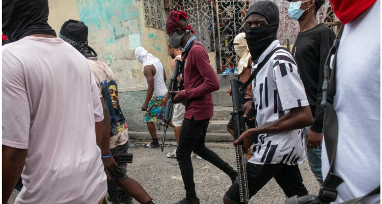 Miembros de grupos armados marchando en Haití
