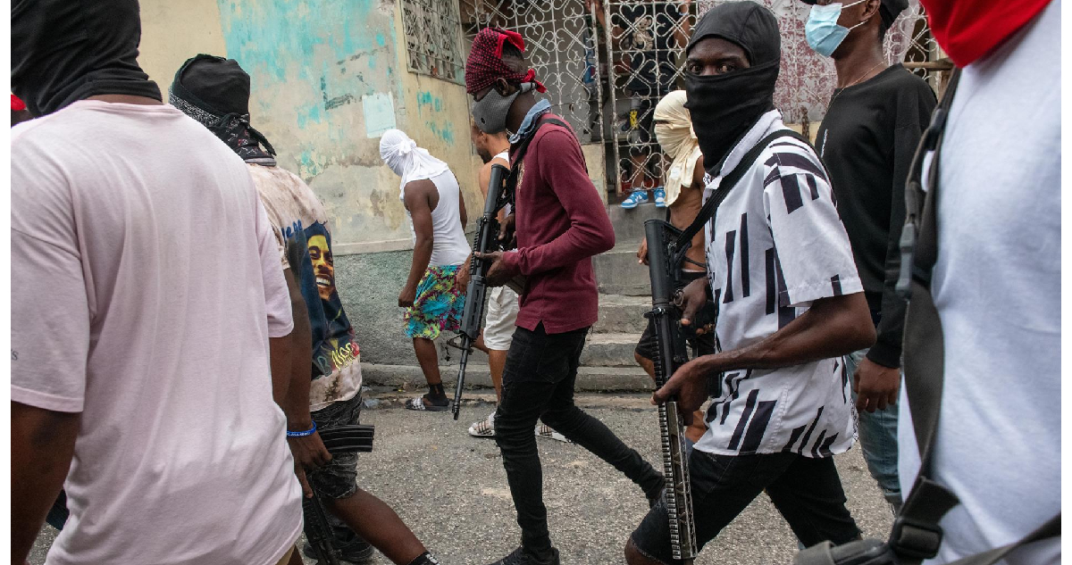 Miembros de grupos armados marchando en Haití