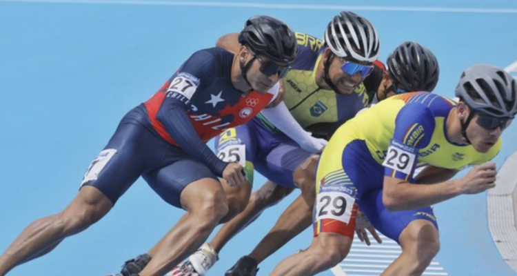 El momento en que el patinador brasileño empujó a su oponente chileno.