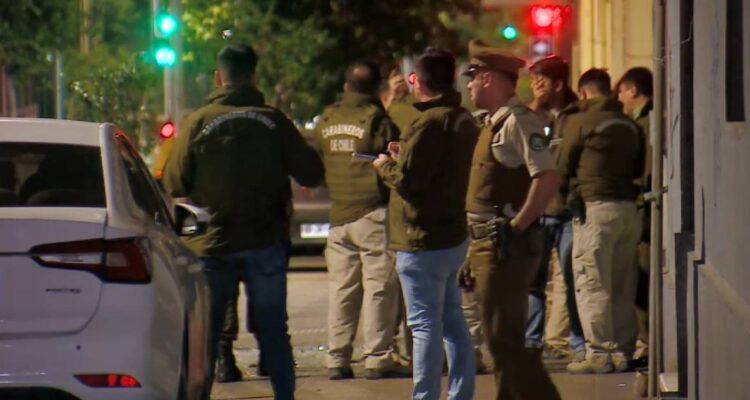 Persecución policial termina con una persona herida a bala y detenida en Santiago