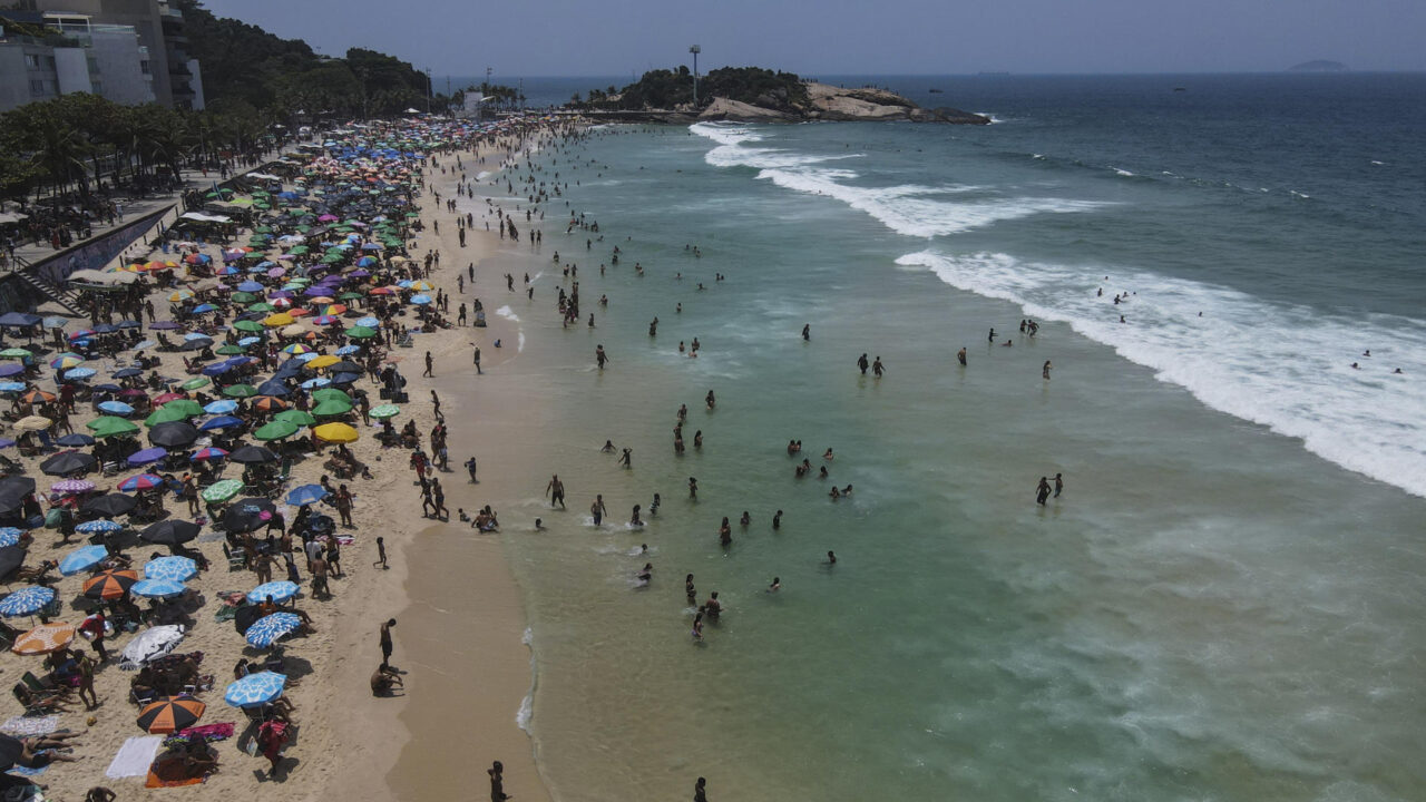 Miles de bañistas en la playa de Ipanema 