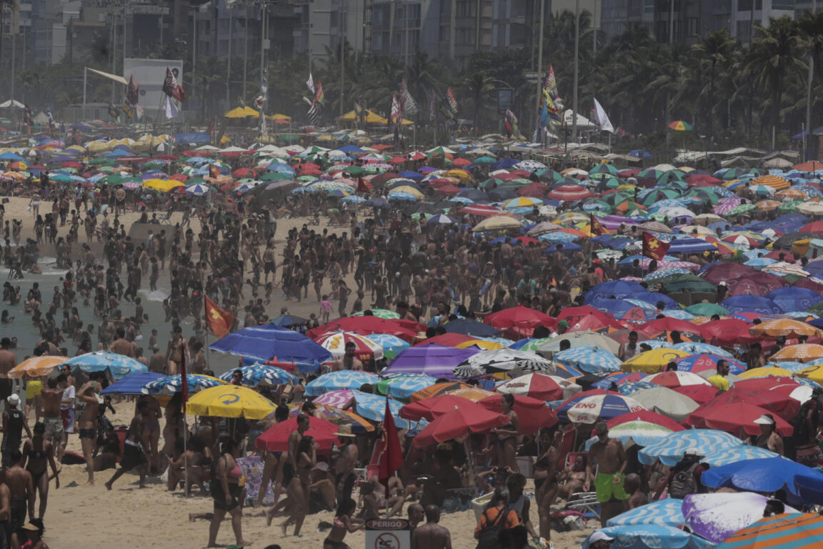 Miles de bañistas en la playa de Ipanema 