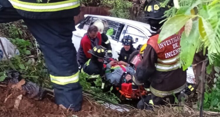 Conductor resulta herido tras desbarrancamiento de vehículo en Lota