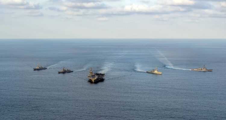 El portaaviones USS Carl Vinson (centro) frente a la isla de Jeju, Corea del Sur 