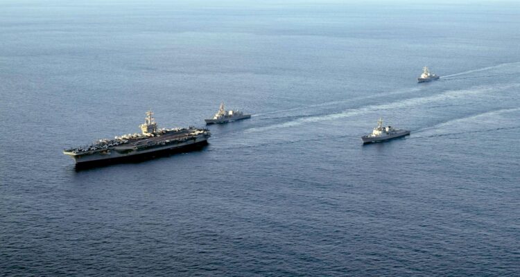 El portaaviones USS Carl Vinson (centro) frente a la isla de Jeju, Corea del Sur 