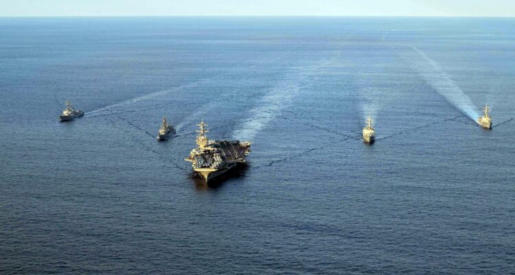 El portaaviones USS Carl Vinson (centro) frente a la isla de Jeju, Corea del Sur
