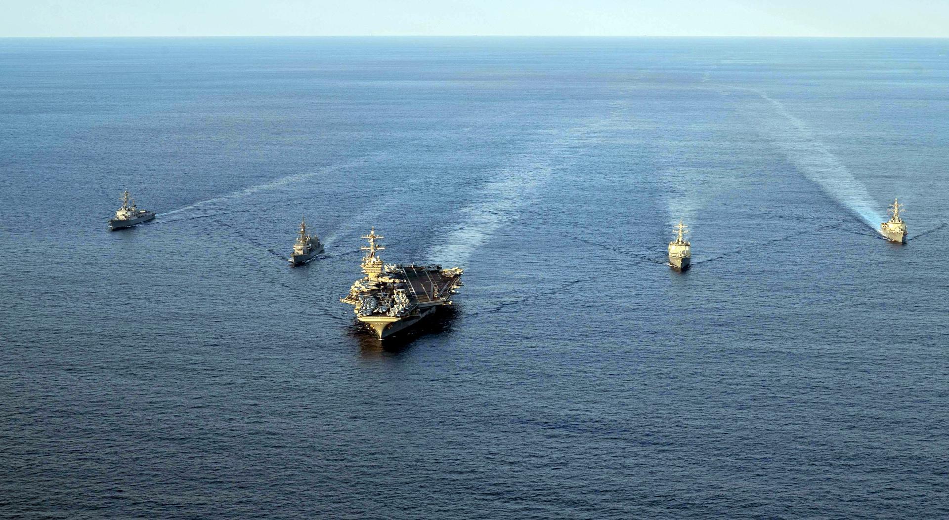 El portaaviones USS Carl Vinson (centro) frente a la isla de Jeju, Corea del Sur