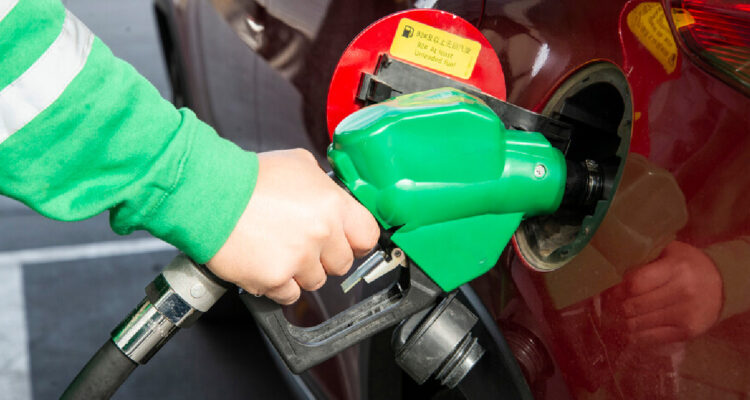 Plano detalle de un hombre utilizando un surtidor de combustible