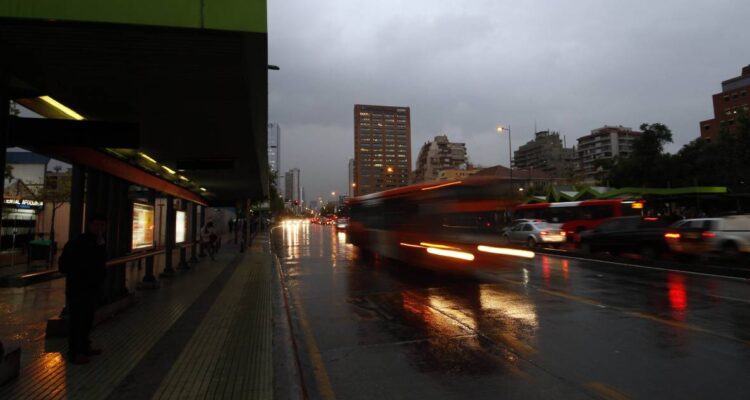 Se acaba el calor en la RM: pronostican lluvias y tormenta eléctrica para este viernes