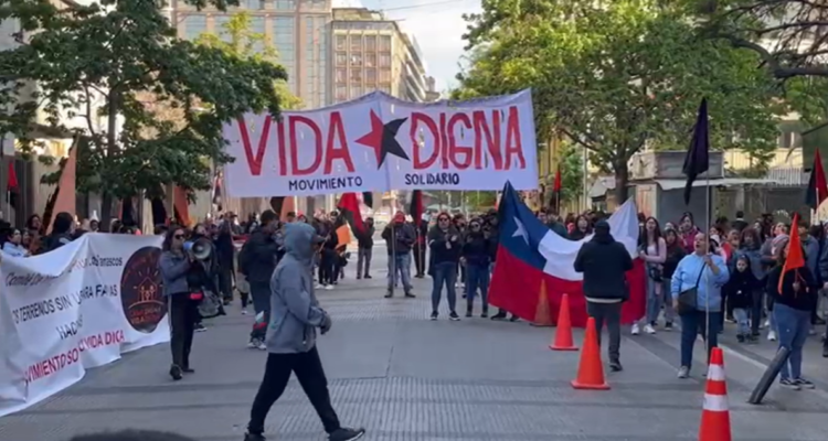 Movimiento Solidario Vida Digna protagoniza marcha y protesta en el Serviu Metropolitano