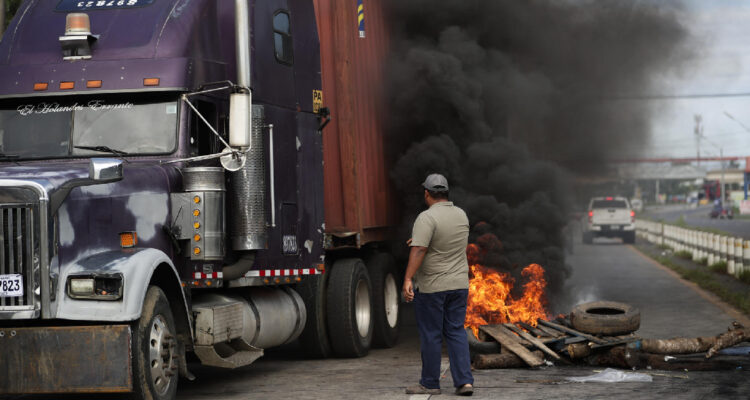 Manifestantes bloquean la vía Panamericana durante el nueve de noviembre en una protesta en contra del contrato entre el Estado y Minera Panamá, en Santiago de Veraguas (Panamá).