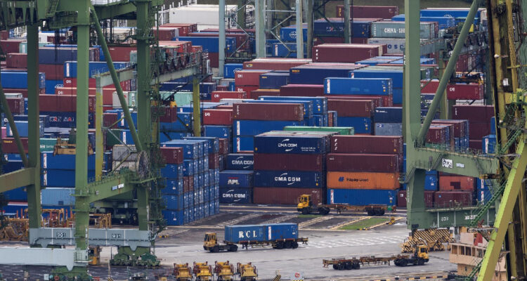 Contenedores en el terminal Brani en el puerto de Singapur