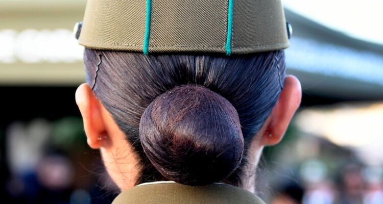 De 23 años y oriunda de Temuco: quién es Rayén Currihuil, la carabinera atacada con una granada