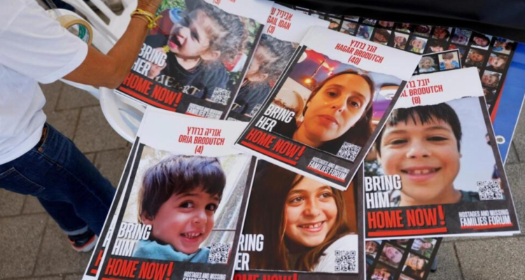 Afiches con imágenes de niños secuestrados por Hamás