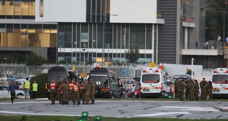 Soldados israelíes esperando el regreso de los niños israelíes retenidos por Hamás en Gaza