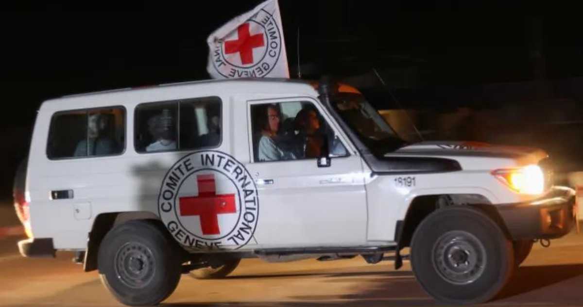 Un vehículo de la Cruz Roja llega al paso fronterizo de Rafah