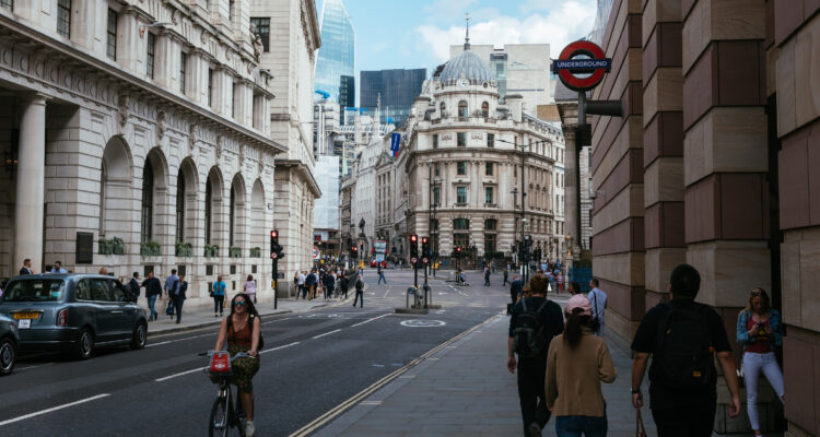 Reino Unido anuncia rebajas fiscales y subida de las pensiones a meses de los comicios
