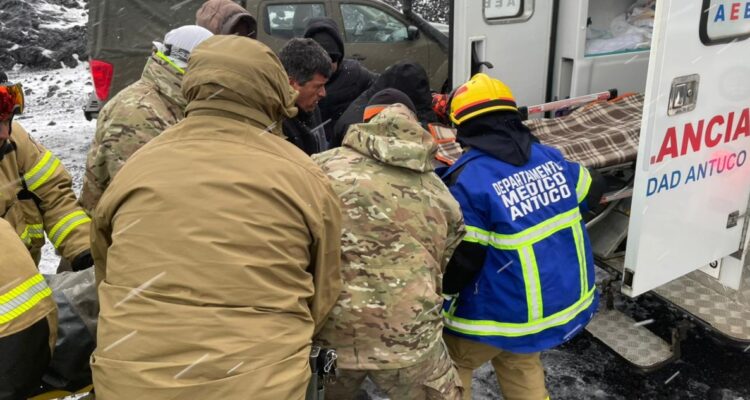 Rescatan a tres hombres que estaban aislados en Antuco