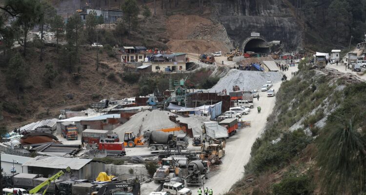 Una vista general del sitio del túnel Silkyara que colapsó mientras estaba en construcción.