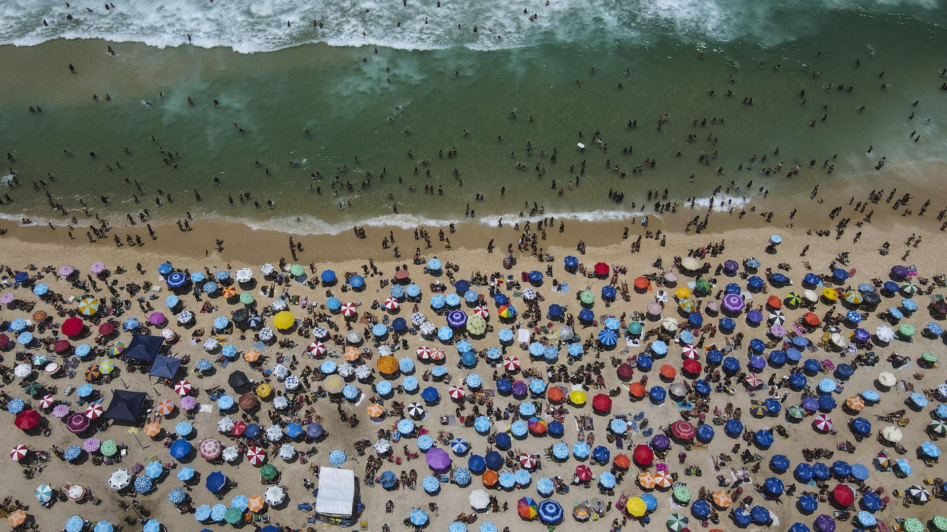 Miles de bañistas en la playa de Arpoador, Río de Janeiro