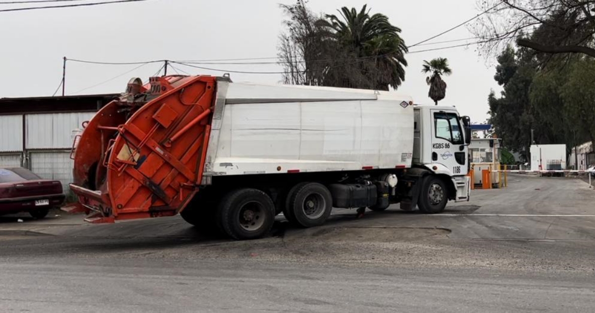 Insólito: delincuentes roban camión de basura en San Bernardo y lanzaron en movimiento a su chofer