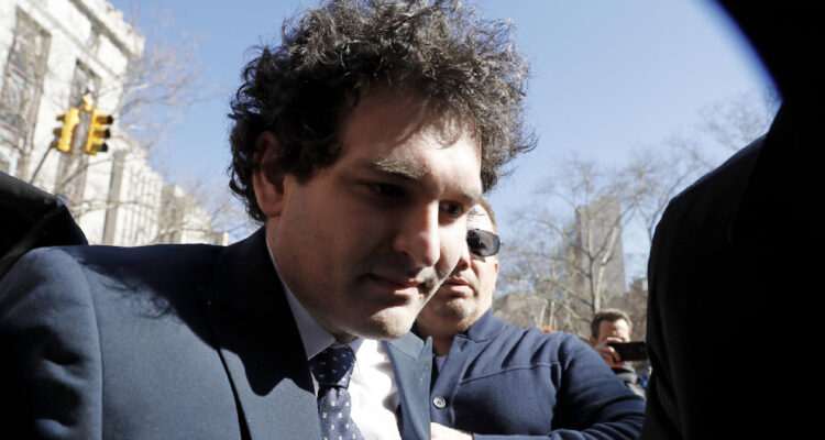Fotografía de archivo del 30 de marzo donde aparece el fundador de FTX, Sam Bankman-Fried, mientras llega al tribunal federal en Nueva York (EE. UU)