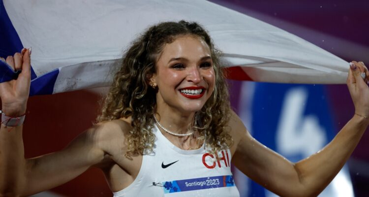 Martina Weil celebrando su oro panamericano en Santiago 2023.