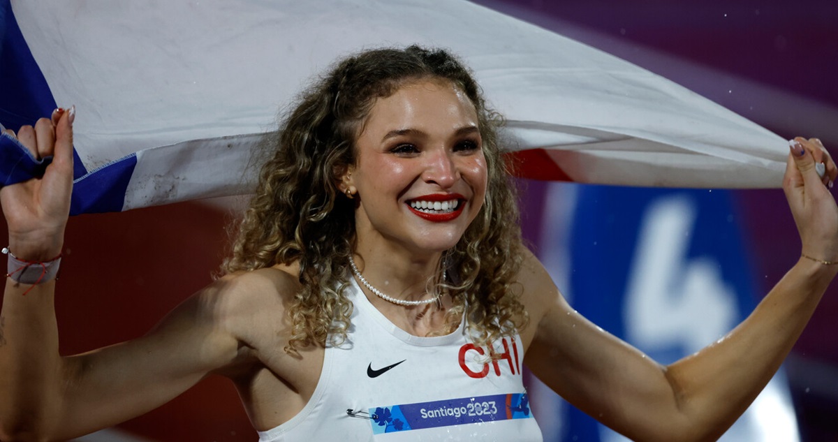 Martina Weil celebrando su oro panamericano en Santiago 2023.