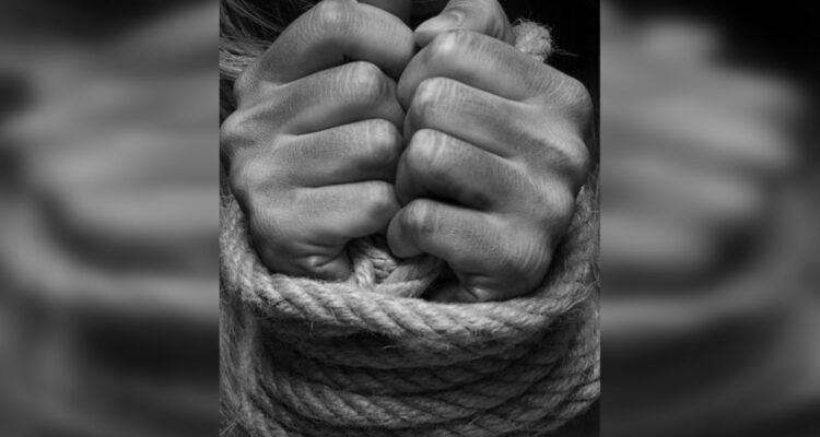 Atan y arrojan a hombre con amplio prontuario desde vehículo en movimiento en Viña del Mar: está grave