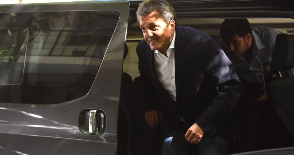 Sergio Massa llegando a votar en Buenos Aires.