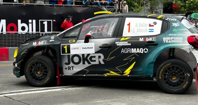 El coche de Alberto Heller con dedicatoria a Germán Lyon en el Red bull Showrun