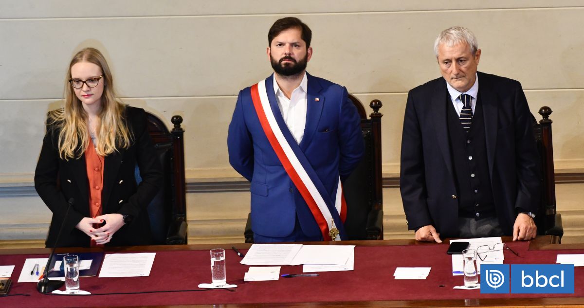 Presidente Gabriel Boric recibió la propuesta de Nueva Constitución -  Universidad de Chile