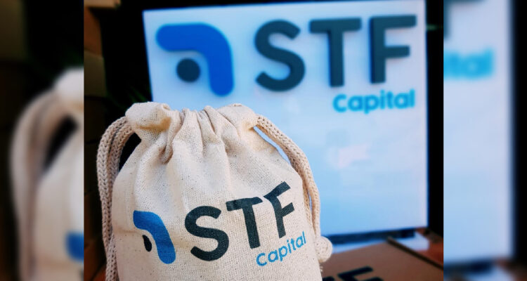 Bolsa con el logo de STF Capital