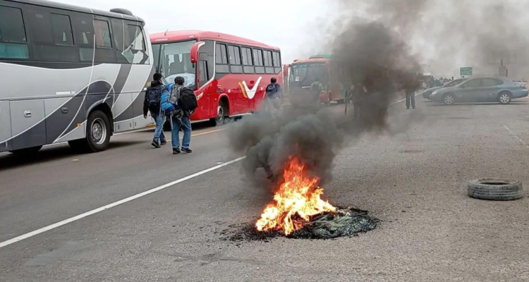 Tacna: colectiveros bloquean Panamericana Sur en frontera con Chile