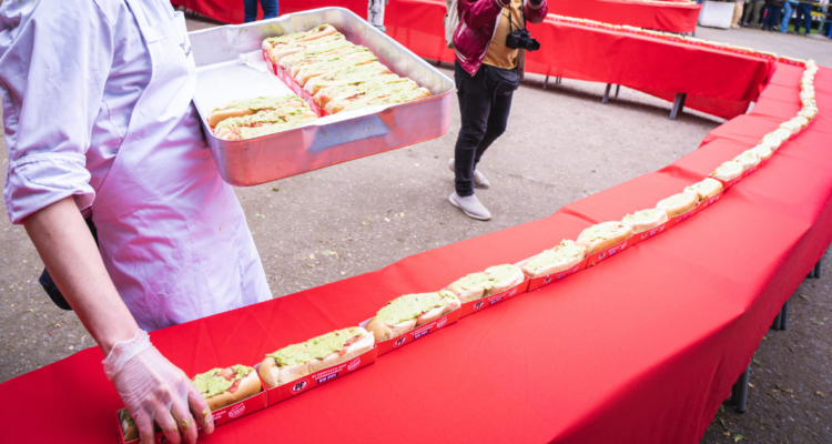 Talca: precursora del “completo más largo” defiende récord y aclara cómo evalúan el galardón