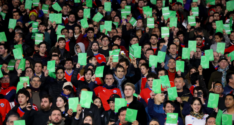 Para evitar más sanciones de FIFA, La Roja lanza campaña para evitar los cánticos nacionales contra los rivales en Eliminatorias.