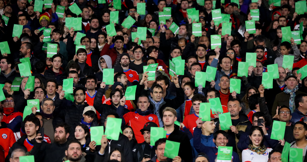 Para evitar más sanciones de FIFA, La Roja lanza campaña para evitar los cánticos nacionales contra los rivales en Eliminatorias.