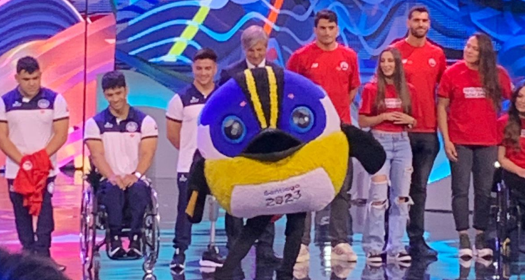 Fiu aparece sobre el escenario para entregar el primer aporte a la Teletón 2023
