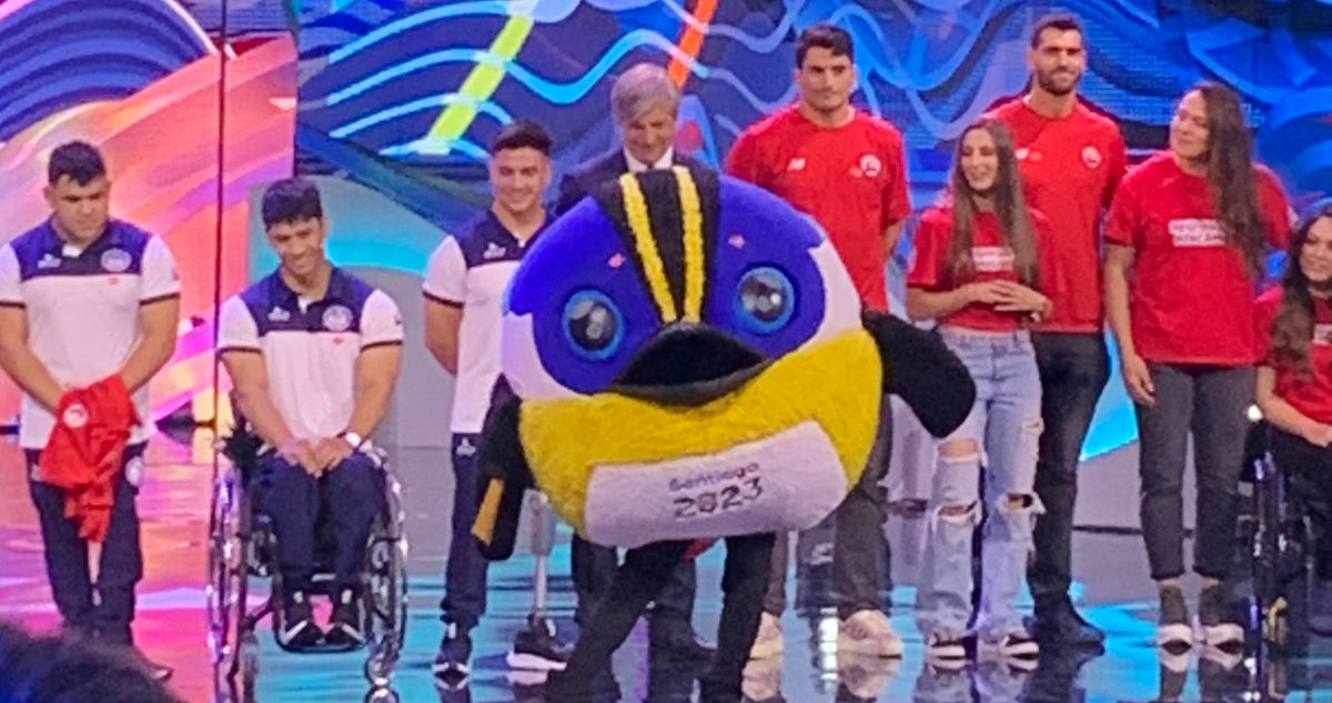Fiu aparece sobre el escenario para entregar el primer aporte a la Teletón 2023