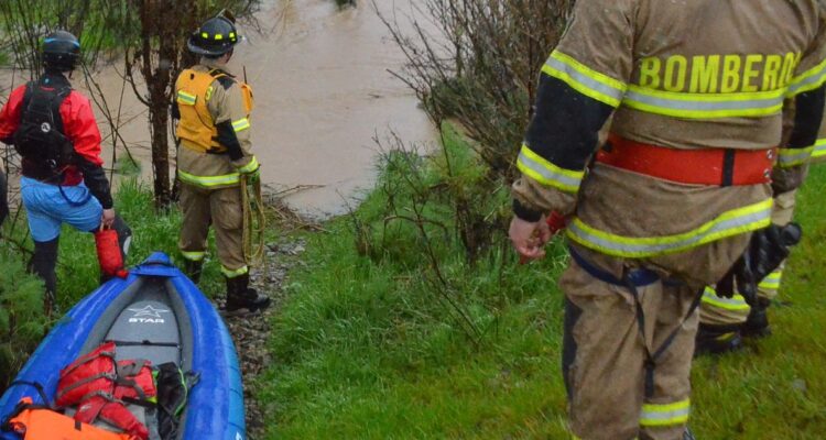 Buscan niño de 4 años cayó al río Tinguiririca, en Santa Cruz, región de O’Higgins y su madre fue arrastrada intentando rescatarlo. Están desaparecidos.