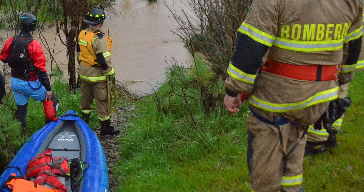 Buscan niño de 4 años cayó al río Tinguiririca, en Santa Cruz, región de O’Higgins y su madre fue arrastrada intentando rescatarlo. Están desaparecidos.