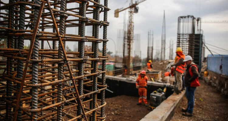 Hombres trabajando en avances de Obra de la Construcción del Nuevo Estadio de Universidad Catolica en San Carlos de Apoquindo
