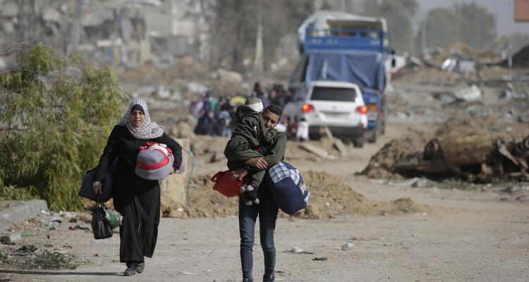 Los palestinos caminan después de cruzar del norte de la Franja de Gaza al sur de la Franja de Gaza.