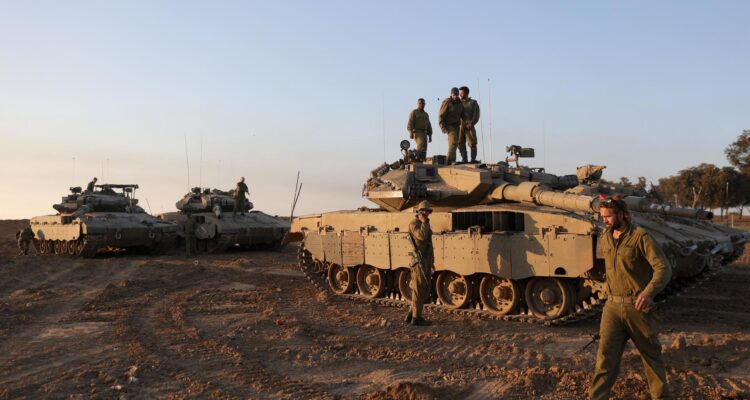 Soldados israelíes durante un alto el fuego temporal cerca de la frontera con Gaza