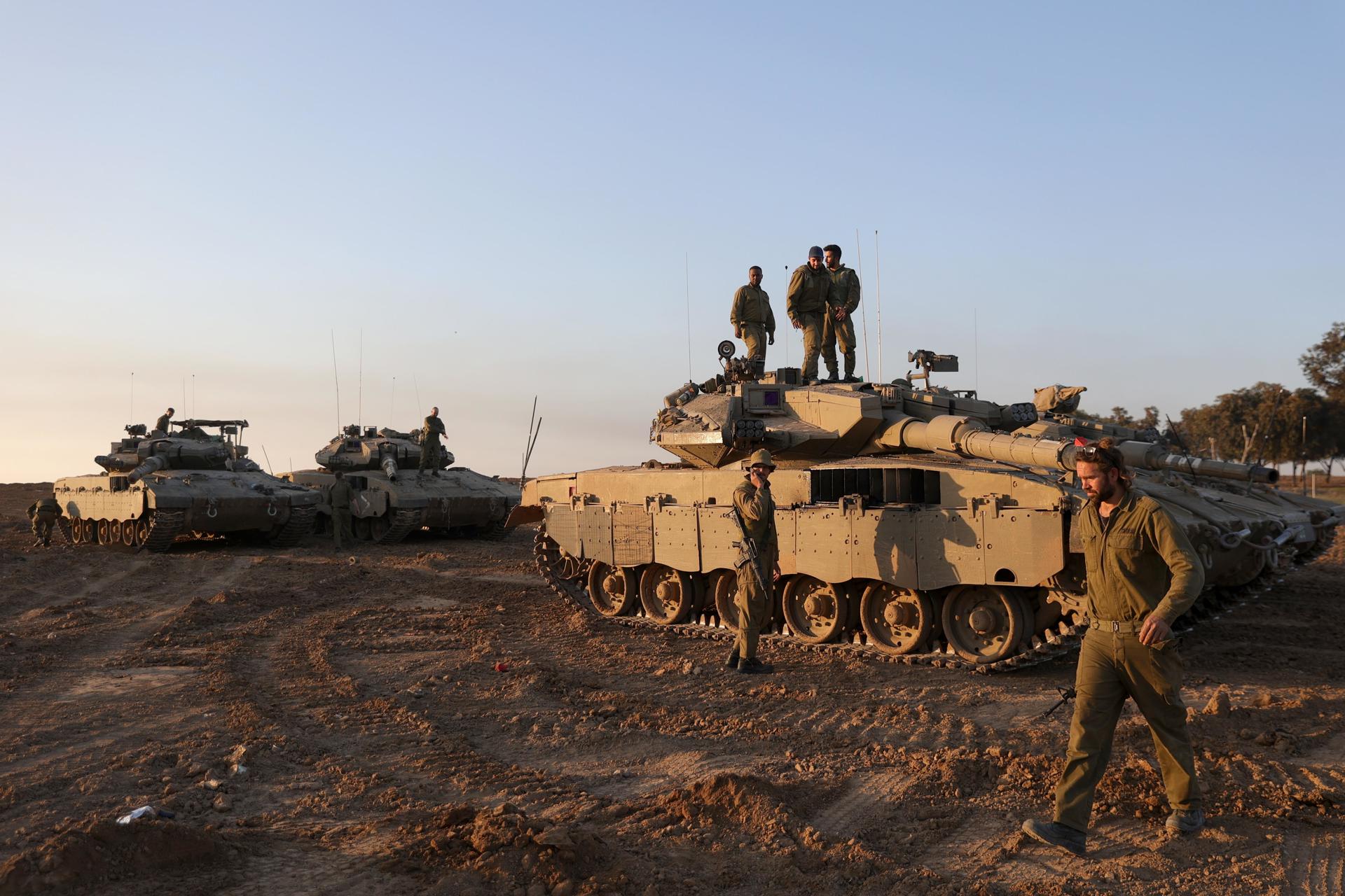 Soldados israelíes durante un alto el fuego temporal cerca de la frontera con Gaza