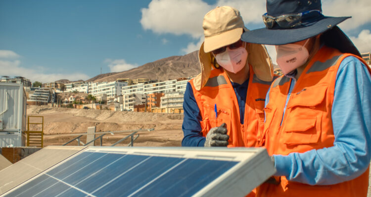 Centro de Desarrollo Energético U. de Antofagasta destaca sus soluciones tecnológicas en energía solar