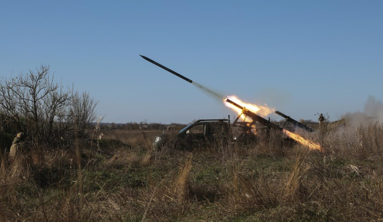 Soldados ucranianos disparan lanzacohetes en la zona de Zaporiyia 