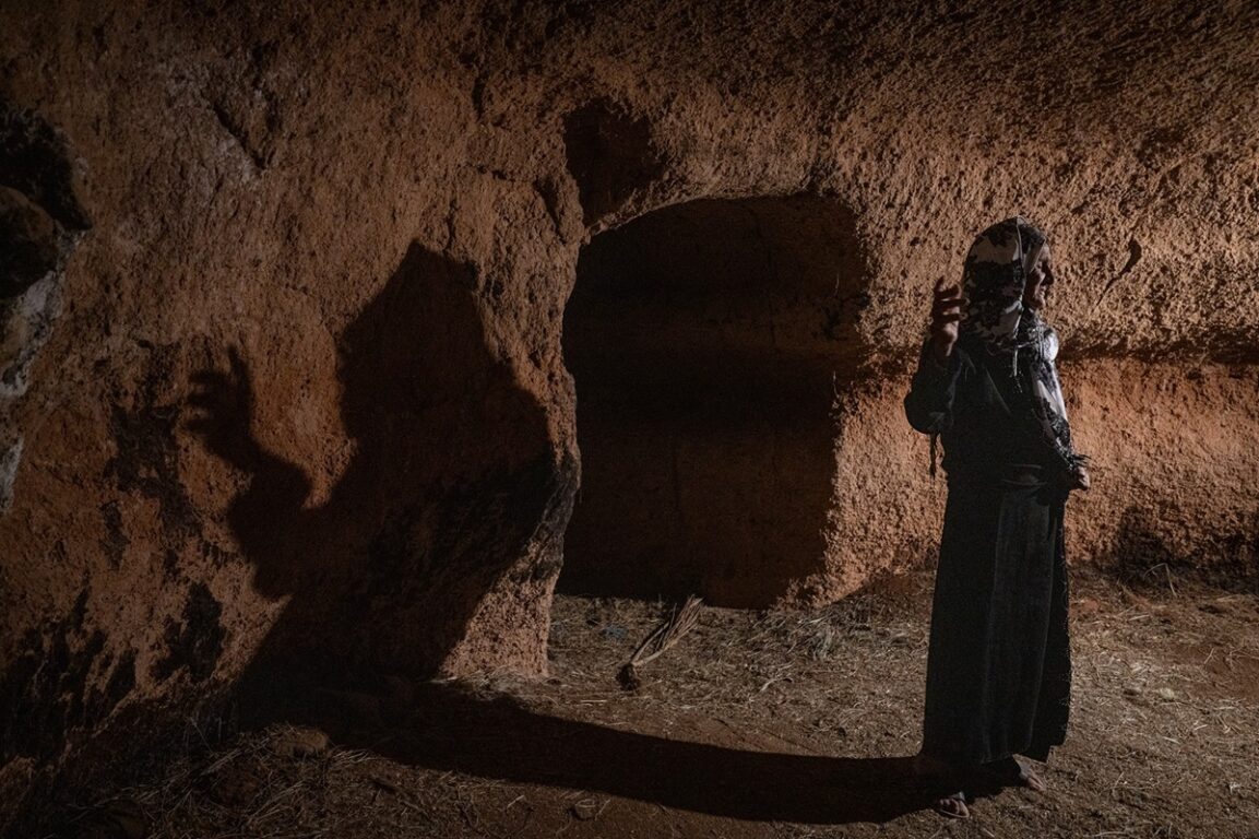 underland mujer en cueva
