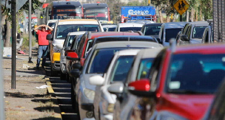 Fila de autos afuera de la planta de Revisión Técnica APPlus de San Joaquin