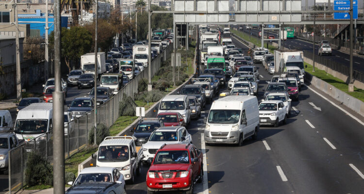 Vehículos circulando por una carretera